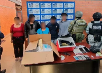 En cateo aseguran a integrantes de una familia.