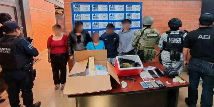En cateo aseguran a integrantes de una familia.