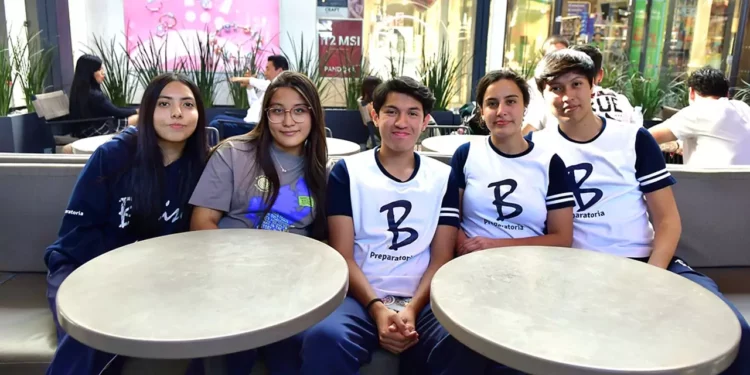 Foto: Rubén Morales // Frida Vargas, Camila Hernández, Álvaro Lescas, Sabina Martínez y Gael Ríos disfrutaron de una amena reunión.