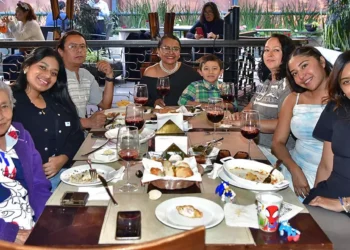 Fotos: Rubén Morales // Gaby González López acompañada de sus hijas, su nieto y amigos cercanos, durante la celebración de su cumpleaños en la capital oaxaqueña.