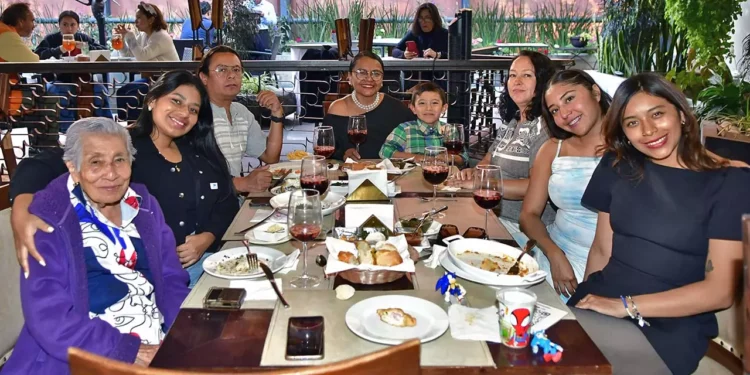 Fotos: Rubén Morales // Gaby González López acompañada de sus hijas, su nieto y amigos cercanos, durante la celebración de su cumpleaños en la capital oaxaqueña.