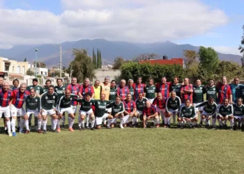 Fotos: Leobardo García Reyes // Jugadores de México y Chile sostuvieron la convivencia de futbol.