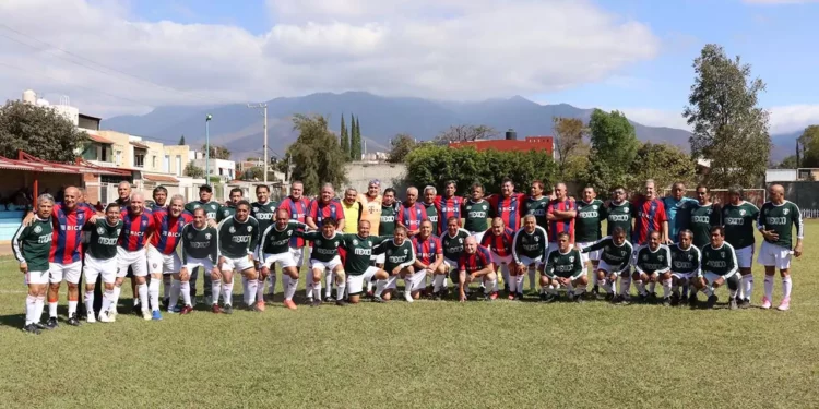 Fotos: Leobardo García Reyes // Jugadores de México y Chile sostuvieron la convivencia de futbol.