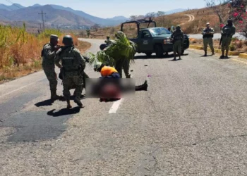 La motociclista perdió el control de su unidad y derrapó.