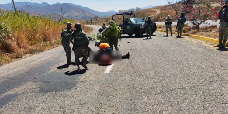 La motociclista perdió el control de su unidad y derrapó.
