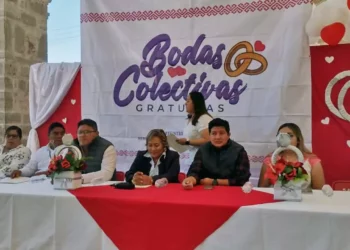 Las parejas sellaron su unión ante la alegría de sus familiares.