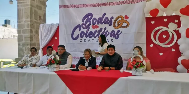 Las parejas sellaron su unión ante la alegría de sus familiares.