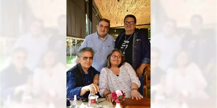 Foto: Rubén Morales // Los hermanos Erique y Ricardo Estefan en compañía de sus amigos Francisco Betanzos y su esposa Ada García.