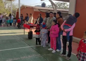 Niñas y niños del CAM 04 de Huajuapan recibieron bastones para mejorar su movilidad.