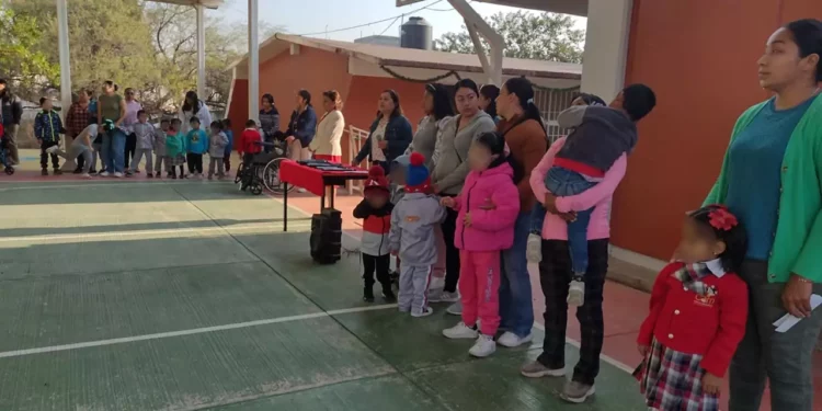 Niñas y niños del CAM 04 de Huajuapan recibieron bastones para mejorar su movilidad.