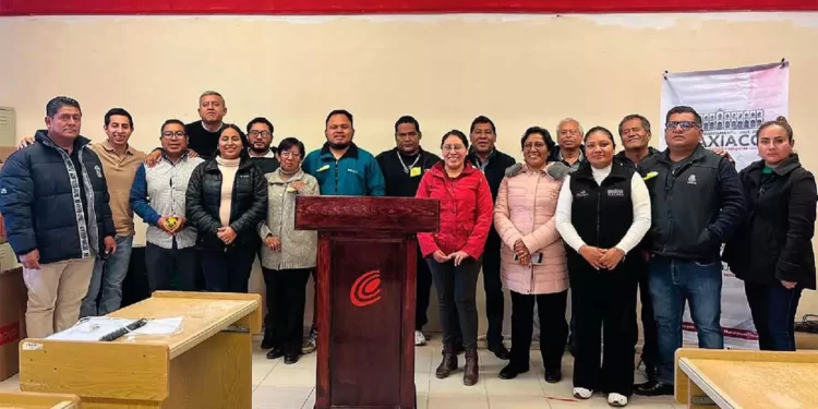 Docentes y estudiantes del COBAO 38 de Tlaxiaco participaron en talleres.
