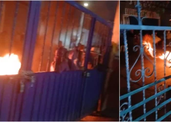 Familiares de los dos hombres detenidos y amigos realizaron la quema de llantas frente a la alcaldía de la municipalidad.