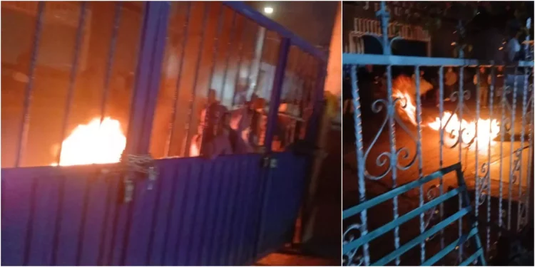 Familiares de los dos hombres detenidos y amigos realizaron la quema de llantas frente a la alcaldía de la municipalidad.