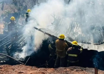 Incendio termina con la bodega de una casa habitación.