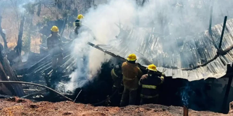 Incendio termina con la bodega de una casa habitación.