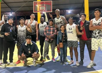 Integrantes del equipo de Baloncesto Ruaz de Huajuapan, después de coronarse.