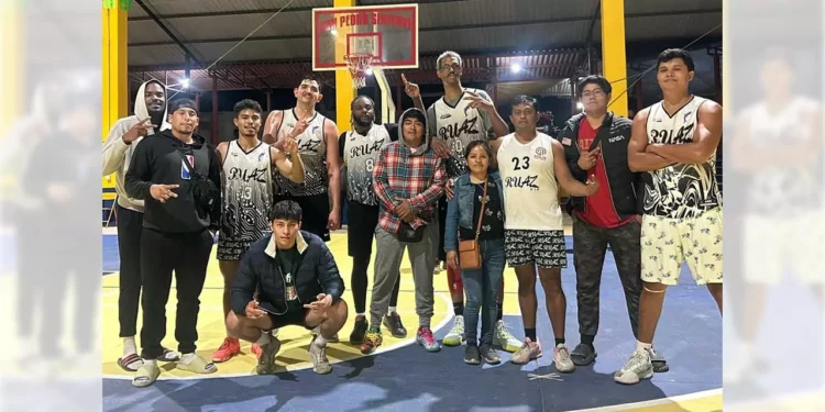 Integrantes del equipo de Baloncesto Ruaz de Huajuapan, después de coronarse.