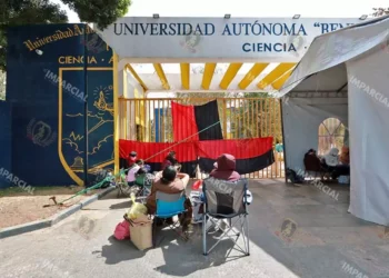 Foto: Adrián Gaytán // Las banderas de huelga colocadas en instalaciones universitarias durante la madrugada de este domingo.