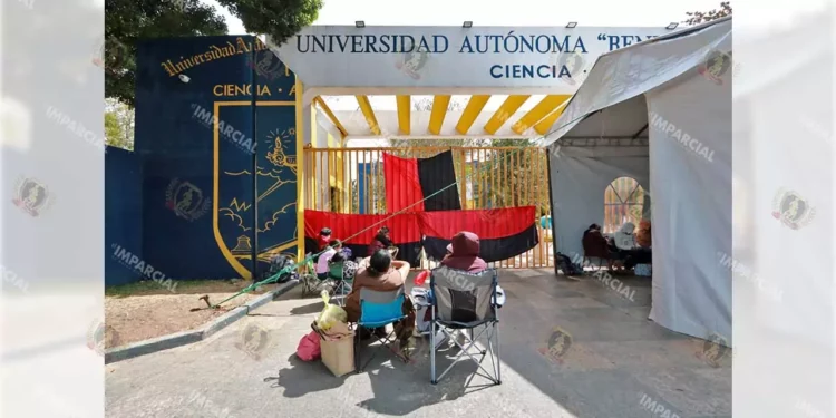 Foto: Adrián Gaytán // Las banderas de huelga colocadas en instalaciones universitarias durante la madrugada de este domingo.