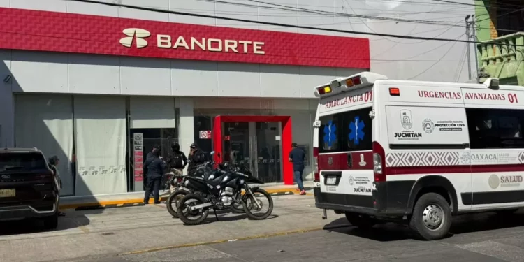 Violento asalto en Banorte de Juchitán deja guardia lesionado y 70 mil pesos robados