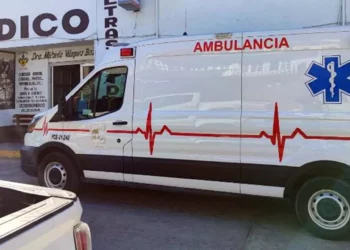 Auxilian al hombre que presentaba probable luxación de tobillo izquierdo.