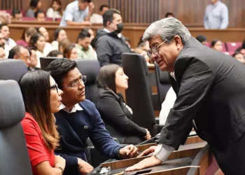 Foto: Congreso de Oaxaca // Alejandra García y Javier Cacique, el reducido grupo de oposición.