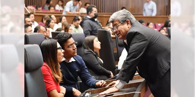 Foto: Congreso de Oaxaca // Alejandra García y Javier Cacique, el reducido grupo de oposición.