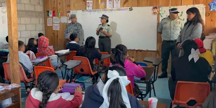 Autoridades municipales, educativas y elementos de la Guardia Nacional impartieron una jornada de capacitación.