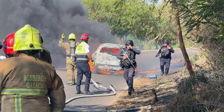 Bomberos y Protección Civil se movilizaron para apagar los incendios de autos.