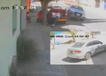 VIDEO | Conductor huye tras atropellar a dos personas en Cinco Señores