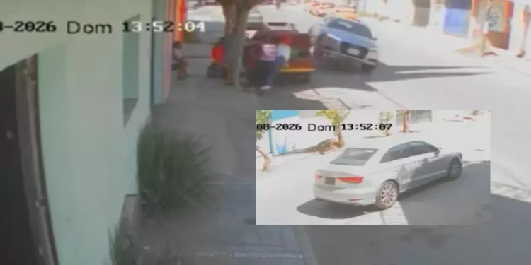 VIDEO | Conductor huye tras atropellar a dos personas en Cinco Señores