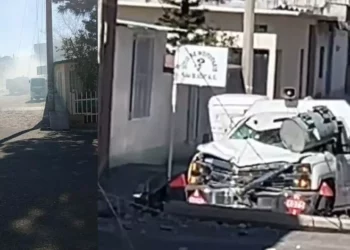 VIDEO | Choque impactante: camioneta de gas termina atrapada bajo transformador en Santa Ana del Valle