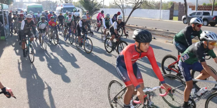 Fotos: Leobardo García Reyes // Con buena respuesta se desarrolló la carrera de ciclismo