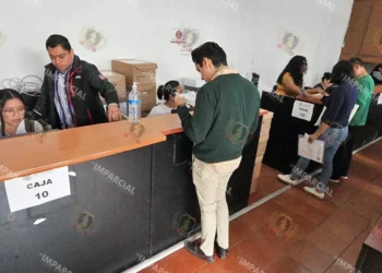 Foto: Adrián Gaytán // Cajas recaudadoras municipales, con nutrida asistencia.
