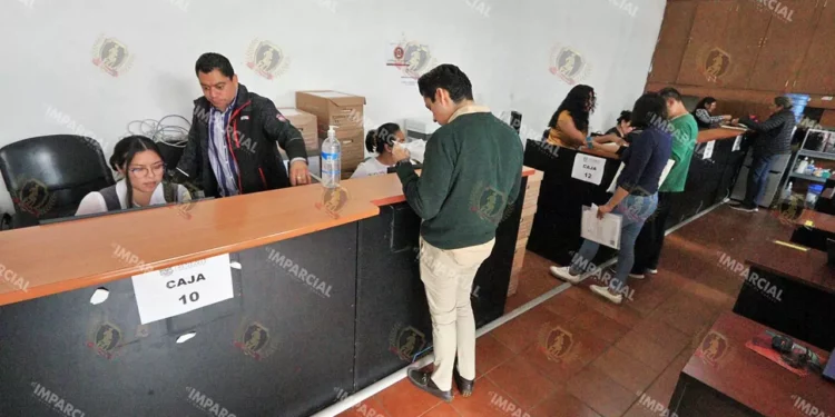 Foto: Adrián Gaytán // Cajas recaudadoras municipales, con nutrida asistencia.