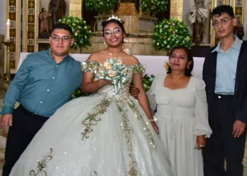 Foto: Rubén Morales // Camila Estefanía Mendoza Melchor celebró sus XV años acompañada de su mamá y sus hermanos.