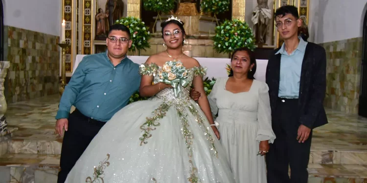 Foto: Rubén Morales // Camila Estefanía Mendoza Melchor celebró sus XV años acompañada de su mamá y sus hermanos.
