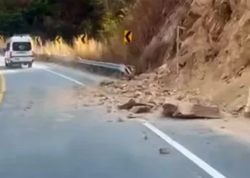Derrumbe parcial provoca cierres intermitentes en la autopista a la Costa