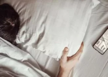 ¿Por qué deberías alejar el móvil de tu cama al dormir? La ciencia revela el verdadero impacto