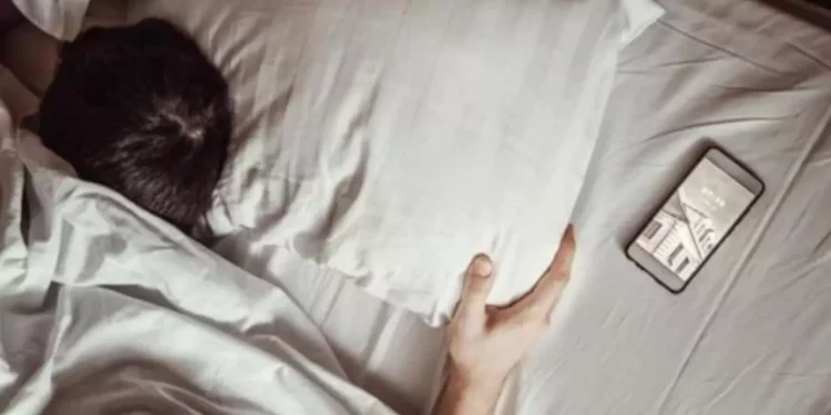 ¿Por qué deberías alejar el móvil de tu cama al dormir? La ciencia revela el verdadero impacto