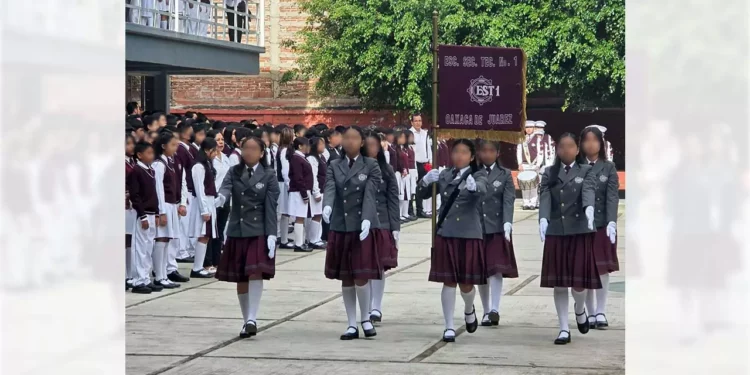 Foto: redes sociales // Ceremonia cívica en la escuela secundaria técnica No 1
