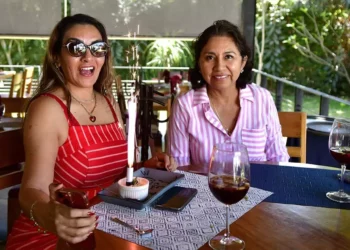 Foto: Rubén Morales // Claudia León y Mary Carreño disfrutaron de una agradable comida para celebrar esta fecha especial.