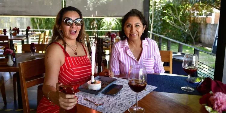 Foto: Rubén Morales // Claudia León y Mary Carreño disfrutaron de una agradable comida para celebrar esta fecha especial.