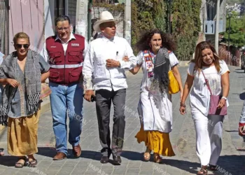 Foto: Archivo El Imparcial // Concepción Rueda, Susana Harp y Nancy Ortiz llegan a un mitin de AMLO en Santa Lucía del Camino en 2017.