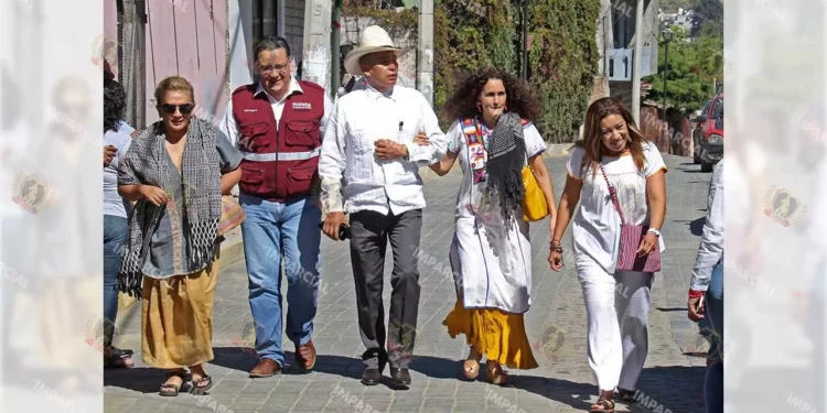 Foto: Archivo El Imparcial // Concepción Rueda, Susana Harp y Nancy Ortiz llegan a un mitin de AMLO en Santa Lucía del Camino en 2017.