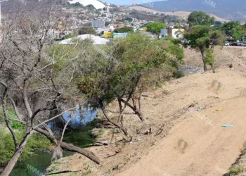 Foto: Adrián Gaytán // Contaminación, invasión, descargas ilegales sobre el Atoyac y Salado a pesar de las promesas de saneamiento de los afluentes capitalinos.