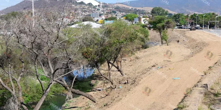 Foto: Adrián Gaytán // Contaminación, invasión, descargas ilegales sobre el Atoyac y Salado a pesar de las promesas de saneamiento de los afluentes capitalinos.