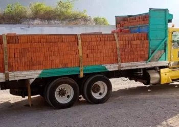 Después de adueñarse del tráiler, se dieron a la fuga con rumbo desconocido.