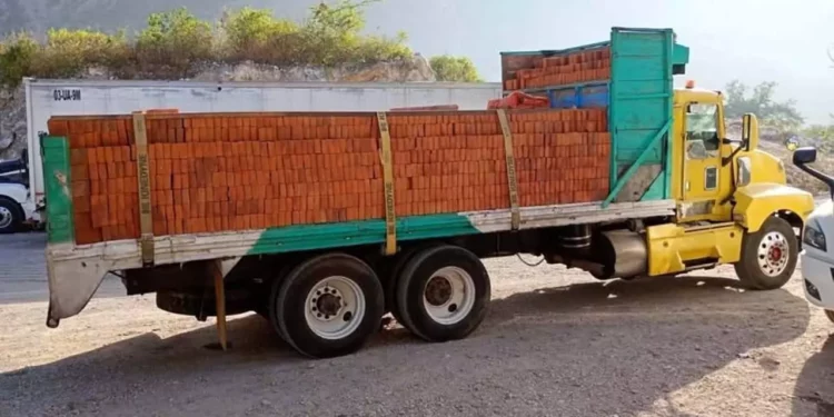 Después de adueñarse del tráiler, se dieron a la fuga con rumbo desconocido.