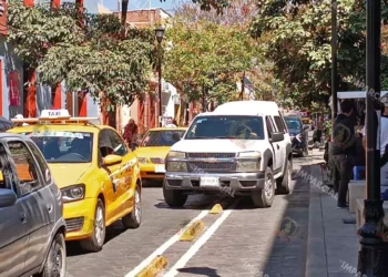 Fotos: Lisbeth Mejía // De manera impune un conductor invade la ciclovía de la calle de García Vigil.